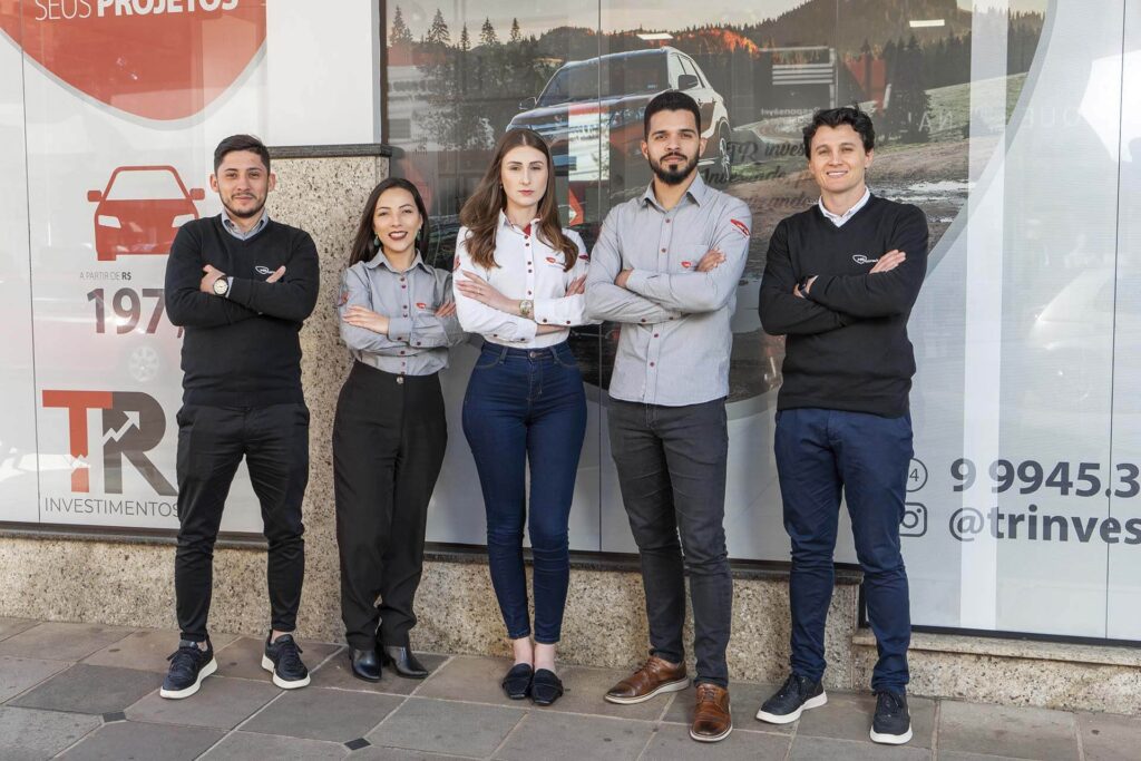 Foto da equipe TR Investimetnos na frente do escritório na cidade de serafina correa rs